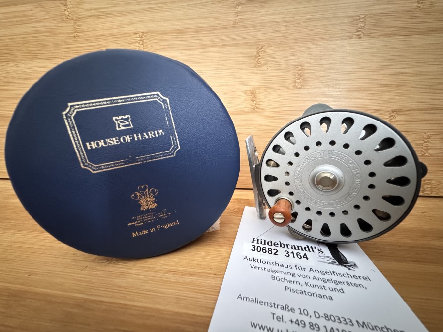 Fliegenrolle, Made by House of Hardy, England, Bougle Lightweight III,  #4-5, Gewicht 102 Gramm, eine der schönsten Rollen, die je von Hardy produziert wurden. Das saubere Design der ursprünglichen Bougle kombiniert mit der ansprechenden Tear-Drop-Portierung, um eine Rolle zu produzieren, die es verdient, in jeder Sammlung zu sein. Diese Hardy Lightweight III misst 77mm  über die Säulen. Die Rolle kann für Links- oder Rechtshänder verwendet werden. In einer bronzierten grauen Farbe mit silberner Spule. Rollentasche, ungefischt, in kleiner Serie hergestellt