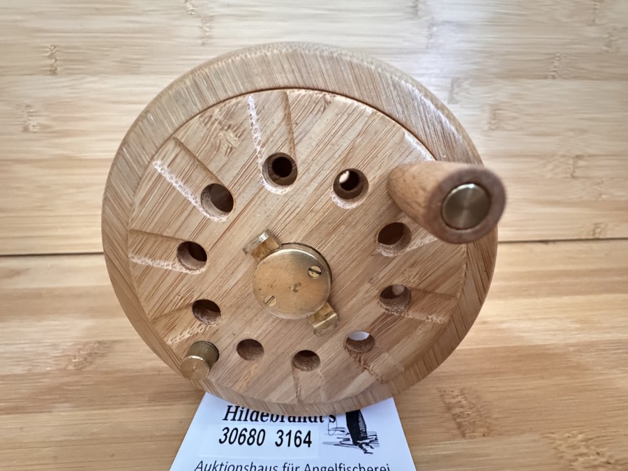 Angelrolle, Bambus, hergestellt von dem Gespliessten Rutenbauer Lang Austria, Linkshand, Messingfuß, Rollendurchmesser 108mm, Rollenbreite 60mm, Gewicht 234 Gramm, sehr schöne Arbeit und wunderschönes Dekorationsstück, ungefischt
