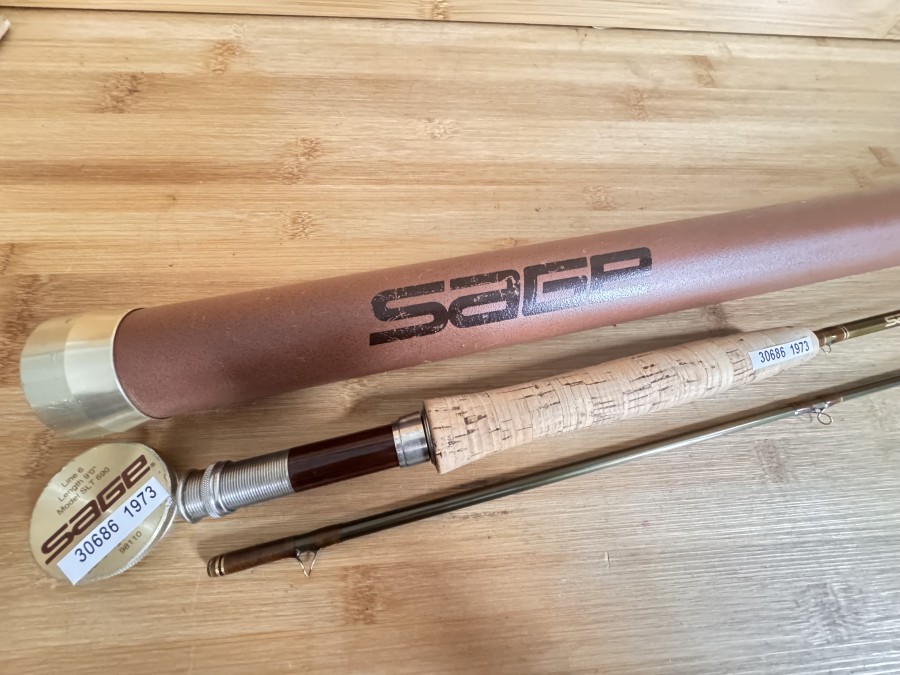 Fliegenrute, Sage, Model SLT 690 Graphite IIIe,  2tlg., 9.0", #6,  Gewicht  88 Gramm, Futteral, Alu Transportrohr, leichte Gebrauchsspuren, Transportlänge 1450mm