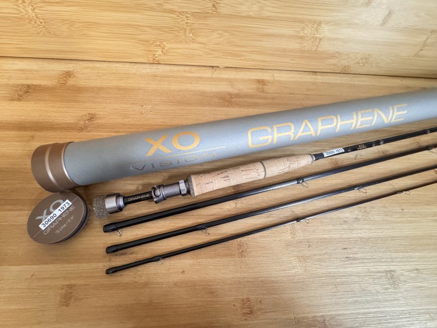 Fliegenrute, Vision, XO, Graphene, 4tlg., 11.4", #3, Gewicht 86 Gramm, Futteral, Alu Transportrohr, ungefischt,  Transportlänge 950mm