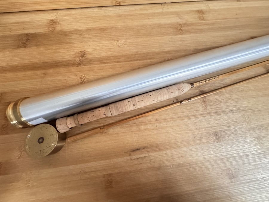 Gespliesste Fliegenrute, Fries, "The Noodle" #4-5, No: N. 80,  Bambushülse, 2tlg., 245cm, Gewicht 74 Gramm, Futteral, Alu Transportrohr. Diese Rute wurde nur 1 mal von Bjarne gebaut. Bestätigung liegt vor, minimale Korkbeschädigung am Rollenhalter, 1 mal gefischt, Transportlänge 1260mm, TRAUMRUTE