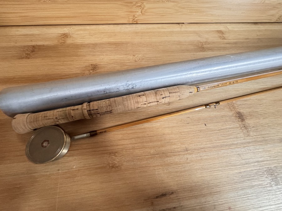 Gespliesste Fliegenrute, Fries, "The Antigravity", #3-4, No. AG 43, 2tlg., 260cm, Gewicht  88 Gramm, Hülsenstopfen,  Futteral, Alu Transportrohr, sehr guter Zustand, Transportlänge 1350mm