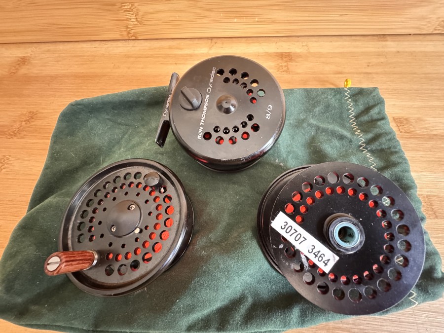 Fliegenrolle, Ron Thompson Dynadisc, 8/9, Linkshand, Rollendurchmesser 80mm, Rollenbreite 40mm, Gewicht mit Backing 188 Gramm, 2 Reserverollen, jeweils mit Backing, Gebrauchsspuren