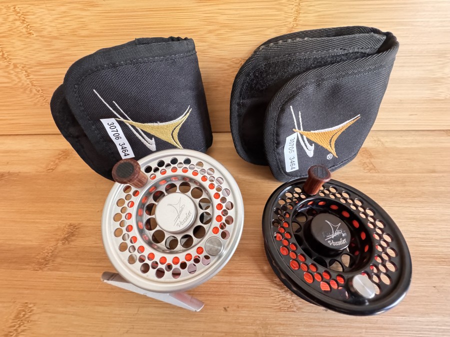 Fliegenrolle, Vosseler, DC, Linkshand, Rollendurchmesser 82mm, Rollenbreite 35mm, Gewicht mit Backing 168 Gramm, Reservespule mit Backing, Rollentaschen, Gebrauchsspuren