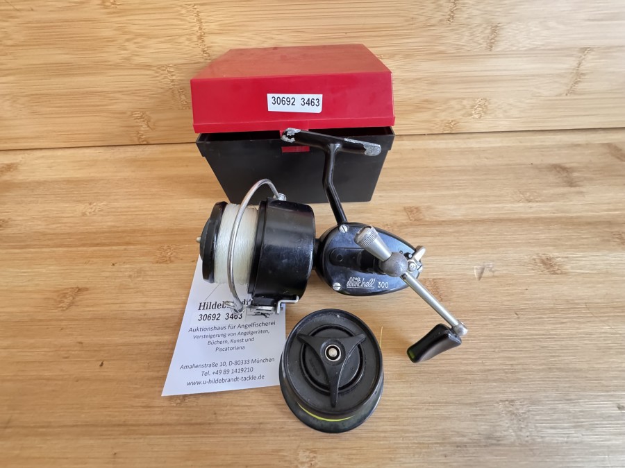 Stationärrolle, Mitchell 300, Made in France, Linkshand, Reservespule, jeweils mit monofeiler Schnür, Gebrauchsspuren, in Originalverpackung