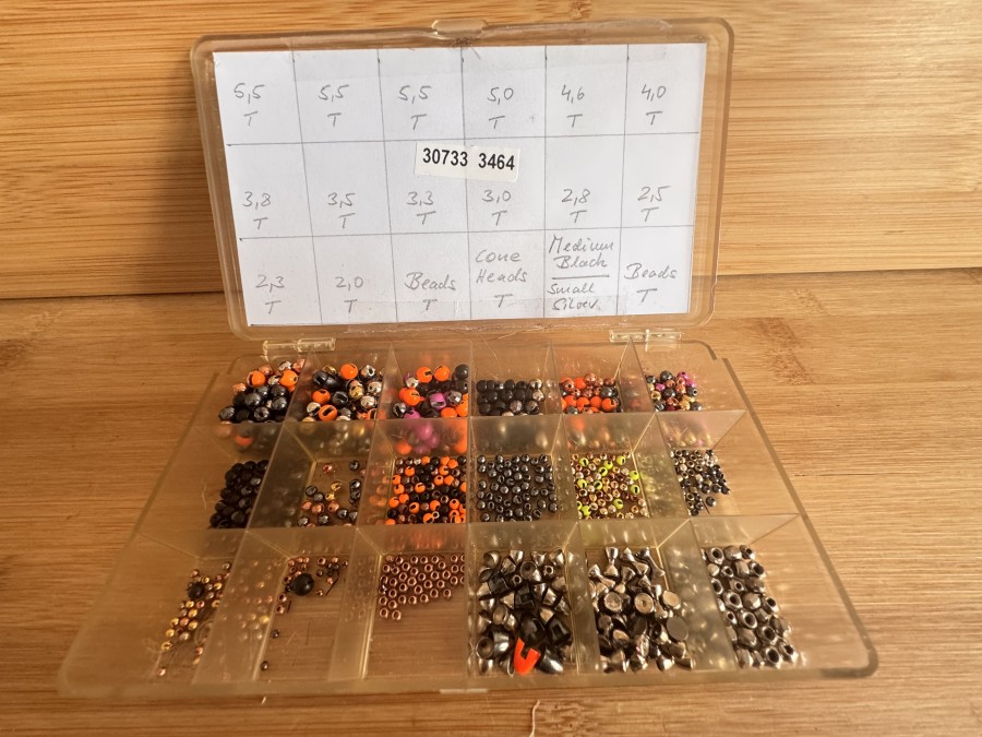 Kunststoffbox mit Tungsten Kugeln, slotted und faceted, 2 bis 5,50mm, Standard, 2 bis 5mm, Orvis Kugeln, verschiedene Farben, Orvis TungstenKugeln, nickel, Tungsten Coneheads, XS und S, nickel und altsilber, Tungsten Augen, Gewicht 710 Gramm, eine gewaltige Menge für Wooly Bugger und Nymphen
