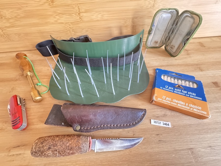 Anglerzubehör, Fischtöter Messing Holzgriff 21cm, Anglermesser 19cm Klinge 9cm Lederscheide, Handwärmer, 12 Kohlestäbe dazu, Taschenmesser mit 11 Werkzeugen, Schnurkorb, Flex Stripper, Gebrauchsspuren