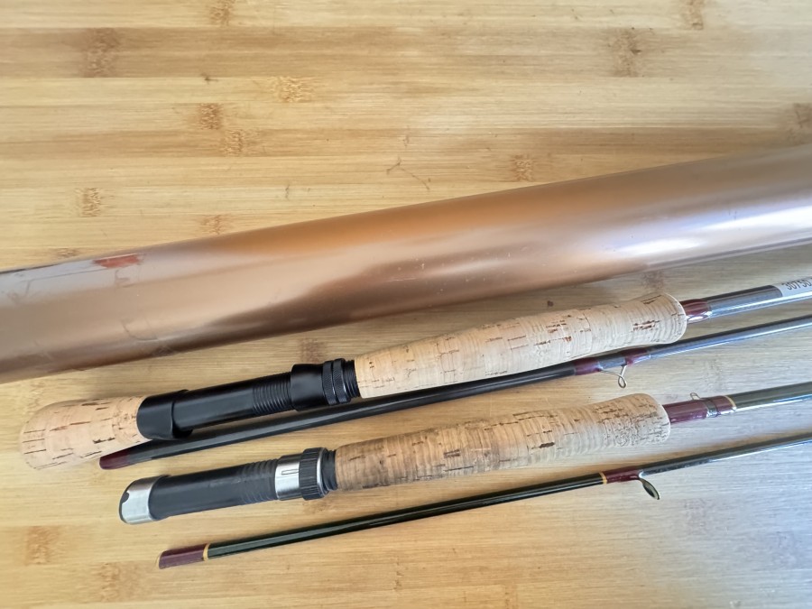 Fliegenrute, ASH, GF-1002-8/9, 2tlg., 3,10m, #8/9, Gewicht 175 Gramm, Futteral, Transportrohr, leichte Gebrauchsspuren, und Fliegenrute, Silstar, Boron 3771-240, 2tlg., 2,40m, #5/6, ohne Futteral, Gebrauchsspuren, Transportlänge 1700mm