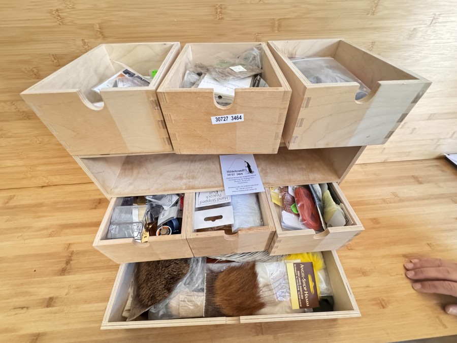 Fliegenbindebox, Holz, Grösse 420x285x205mm tief, 7 Fächer mit Fliegenbindewerkzeug, Bindefäden, Floss, Bälge, CDC- Federn, Dubbing, Rehhaar, Bucktail, Chenille, Marabu, viele verschiedene Federn, Haken von Tiemco, Turral, Partridge, Hends, Gamakatsu, sehr grosse Fliegenbindeausrüstung