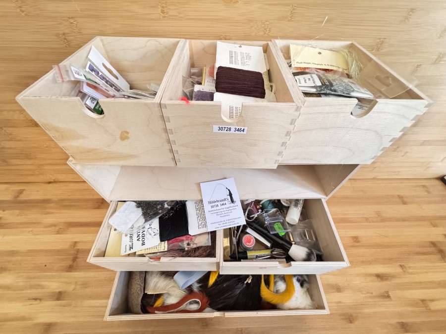 Fliegenbindebox, Holz, Grösse 420x285x205mm tief, 6 Fächer mit Fliegenbindewerkzeug, Bindefäden, Floss, Bälge, CDC- Federn, Dubbing, Rehhaar, Bucktail, Chenille, Marabu, viele verschiedene Federn, Haken von Tiemco, Turral, Partridge, Hends, Gamakatsu, sehr grosse Fliegenbindeausrüstung