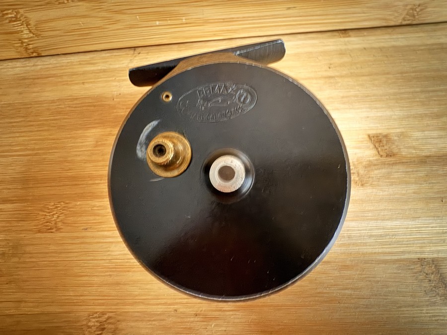 Centerpinrolle, Lemax Fabrication Siusse, Linkshand, Rollendurchmesser 80mm, Rollenbreite 36mm, Gewicht 120 Gramm, 2 Horngriffe, ausschaltbare Knarre, läuft sehr gut, Gebrauchsspuren an Gehäuse und Spule,