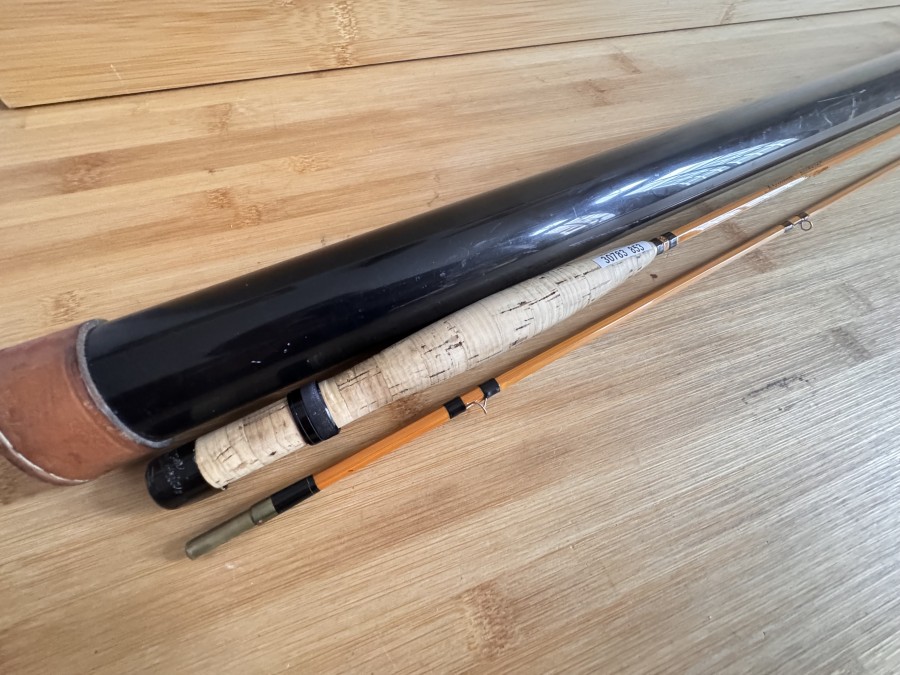 Gespliesste Fliegenrute, "brunner - austria", Type Gebetsroither Super, 11/82,  2tlg., 2,00m - 85g, #5, ungleich geteilt, Ausgleichsstück, Futteral, Kunststoff Transportrohr mit Lederkappe, Spitze hängt leicht durch, Transportlänge 1240mm,