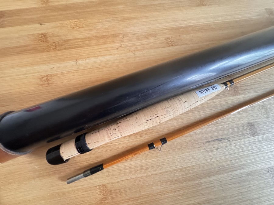 Gespliesste Fliegenrute, "brunner - austria", Type Gebetsroither Super, 9/82, 2tlg., 2,00m - 85g, #5, mit Namenszug, ungleich geteilt, Ausgleichsstück fehlt, Hülsenwicklung am Handteil fehlerhaft, Spitze repariert und hängt durch, Futteral, Kunststoff Transportrohr mit Lederkappen, Transportlänge 1240mm