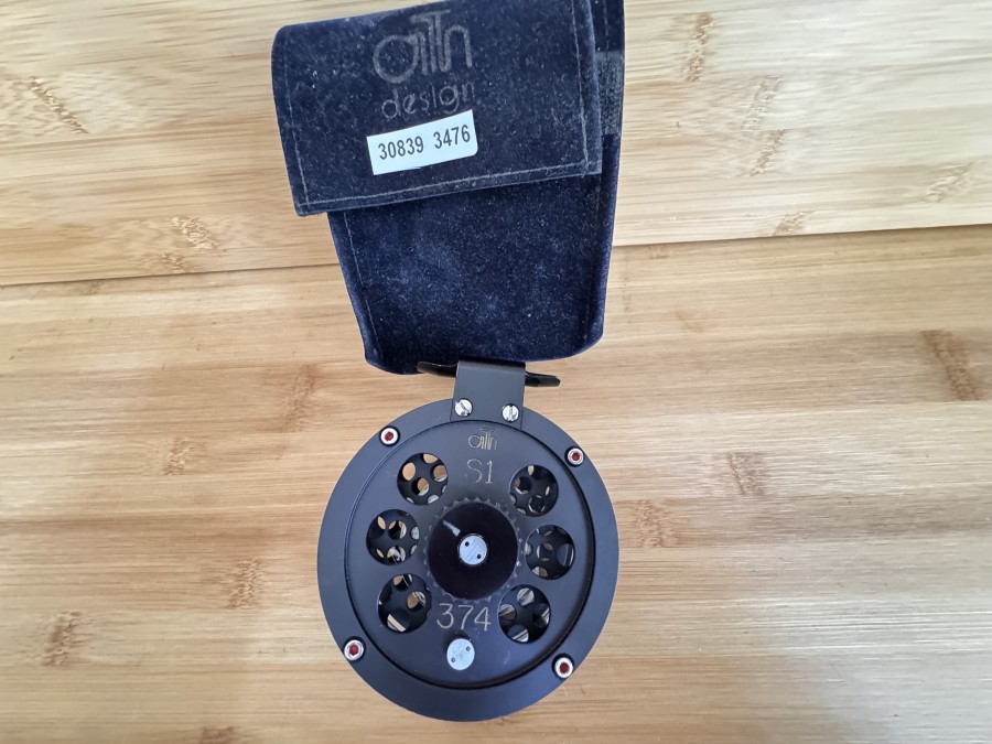 Fliegenrolle, Ari t Hart, S1, 374, #7, Rechtshand, Rollendurchmesser  90mm, Rollenbreite 33mm, Gewicht mit Backing 218 Gramm, Rollentasche, sehr guter Zustand