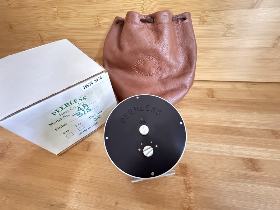 Lachsfliegenrolle, Peerless 4A, Made in USA, #10, Rechtshand, Rollendurchmesser 110mm, Rollenbtreite 45mm, Gewicht 248 Gramm, Leder Rollenbeutel, ungefischt, im Karton