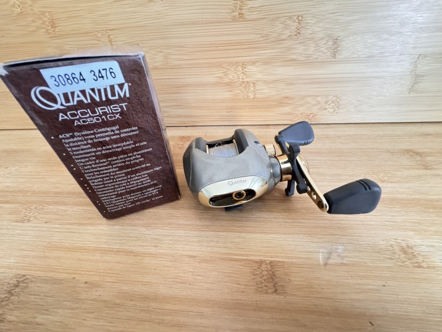 Baitcasterrolle, Quantum, Accurist AC501CX, mit Monofiler Schnur, ungefischt im Karton