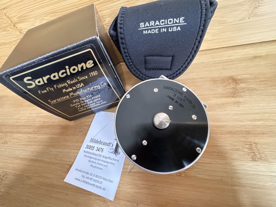 Fliegenrolle, Saracione Mark IV, Made in USA, 3 1/4", #6 silber/schwarz, 2678 , Rechtshand, Rollendurchmesser 80mm, Rollenbreite 40mm, Gewicht 181 Gramm, Neopren Rollentasche, neu im Karton, wunderschöne S-Handle Rolle