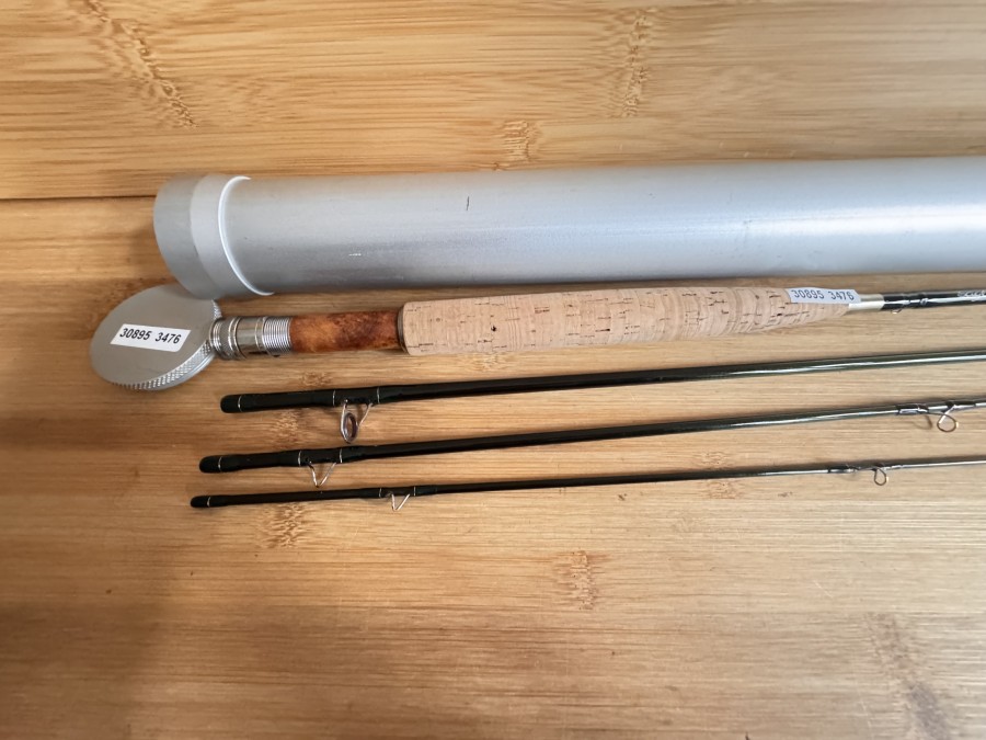 Fliegenrute, Sage XP, aufgebaut von Erhard Loidl, 4tlg., 8 1/2ft, #5, Gewicht 92 Gramm, Futteral, Alu Transportrohr, sehr guter Zustand, Transportlänge 750mm