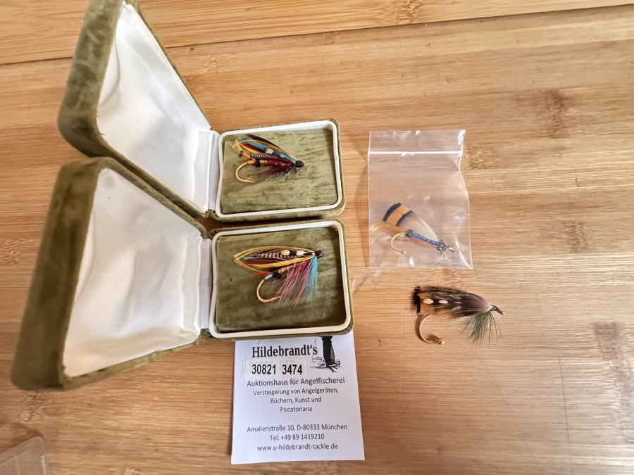 4 Lachshutfliegen (2 davon in grünen Samtetui`s). Entweder für den Hut oder die Sammlerrvitrine des passionierten Fliegenfischers. Selten zu bekommen.