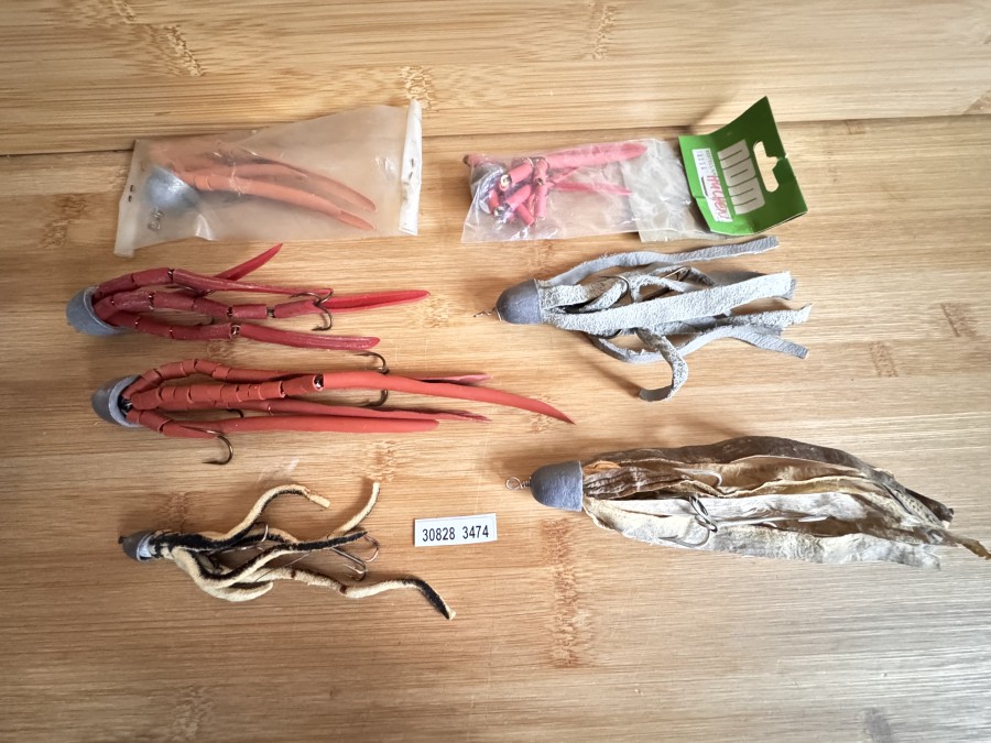 7 Huchenzöpfe - 1 Zopf aus Fischhaut (Rarität), 2 Zöpfe aus Leder und 4 Zöpfe aus Gummi (2 davon noch original verpackt)