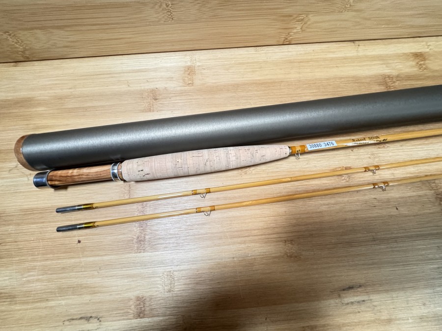 Gespliesste Fliegenrute, Robert Stroh, RS Tonkina, 2tlg., 8.2"/2,50m, #5, Gewicht 125 Gramm, Reservespitze, Hülsenstopfen, Futteral, Alu Transportrohr, ungefischt, Transportlänge 1350mm