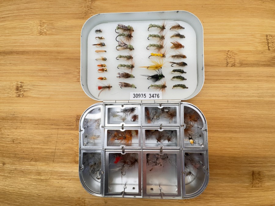 Wheatley Fliegenbox, 120x90x25mm, 10 Springdeckelfächer mit 50 Trockenfliegen, Foameinlage mit 31 Nymphen und Jig´s, gute Qualität