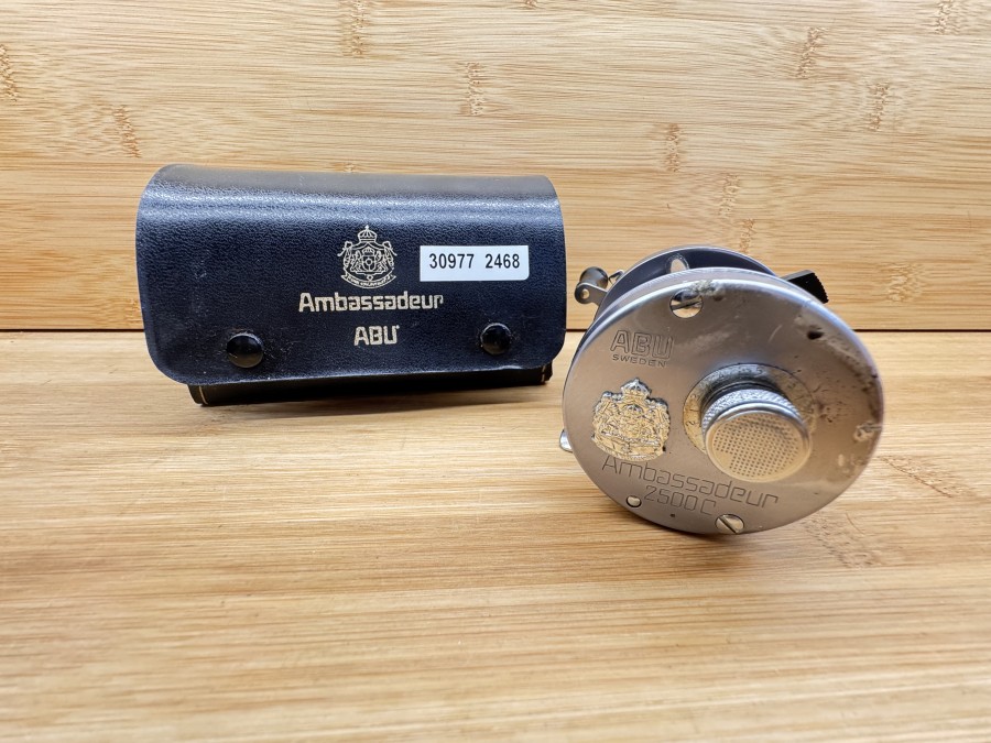 Multirolle, ABU Sweden, Ambassadeuer 2500 C, Kleinteile, Lederetui, Gebrauchsspuren