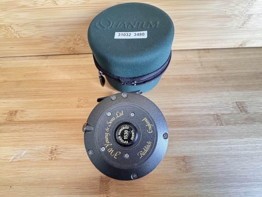 Fliegenrolle, J.W. Young & Sons Ltd, Redditch England, Fifteen Hundred Series 1530, Links- oder Rechtshand, #8, Rollendurchmesser 90mm, Rollenbreite 32mm, Gewicht mit Backing 190 Gramm, Rollentasche (Quantum), leichte Gebrauchsspuren