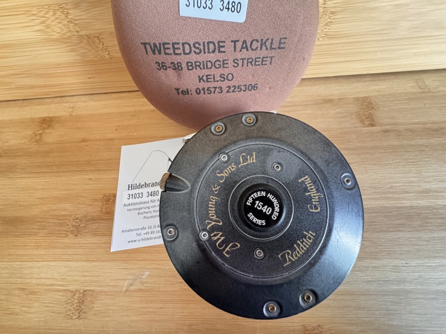Lachsfliegenrolle, J.W. Young & Sons, Redditch England, Fifteen Hundred Series 1540, #10, Links- oder Rechtshand, Rollendurchmesser 108mm, Rollenbreite  42mm, Gewicht mit Fliegenschnur 424 Gramm, Rollentasche Tweetside Tackle, leichte Gebrauchsspuren