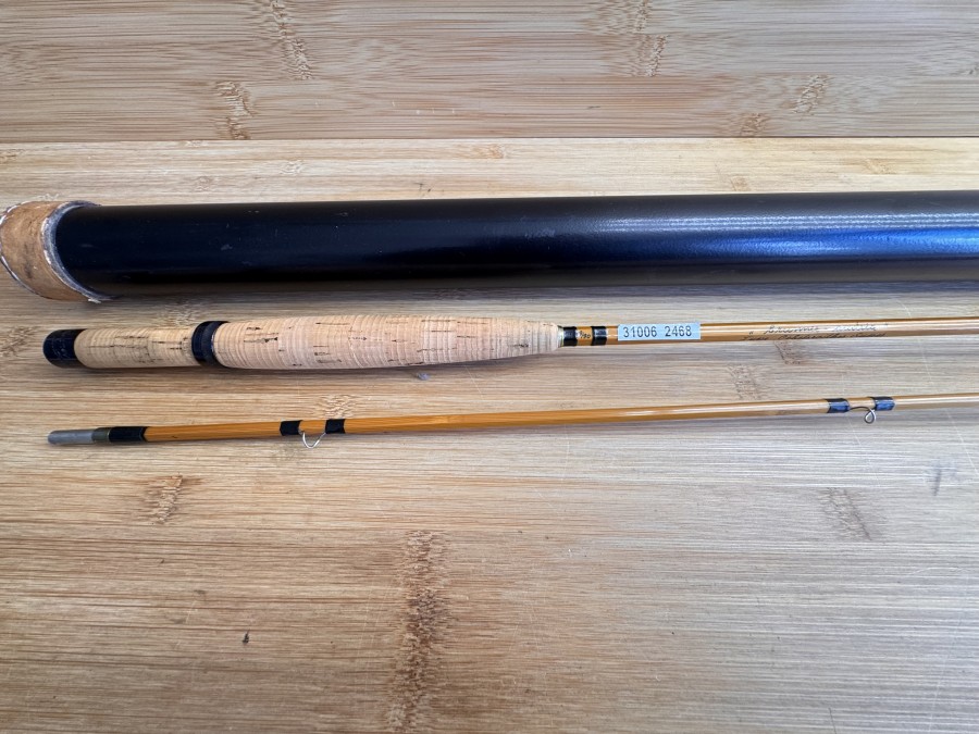 Gespliesste Fliegenrute, "brunner - austria",  9/90, Type Gebetsroither Super, ungleich geteilt, Ausgleichsstück, 2tlg., 2.00m - 85g, #5-6, mit Namenszug,
Futteral, Alu Transportrohr, Lederkappe in schlechtem Zustand, Spitze gerade, sehr guter Zustand, Transportlänge 1280mm