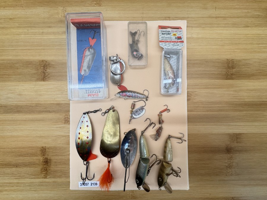 10 Kunstköder, DAM,  Löffel, 25g, Effzett,, 36g, Krautlöffel, 14g, Wobbler, 2tlg., 90mm,  Wobbler, 2tlg., 75mm, 3 Drillingen, Wobbler, Regenbogenforelle, 50mm, Fischchen, Schaufel oben, Wobbler, Bachforelle in Box, kleiner Wobbler in Box, Schlüsselanhänger, Effzett, teilweise gefischt