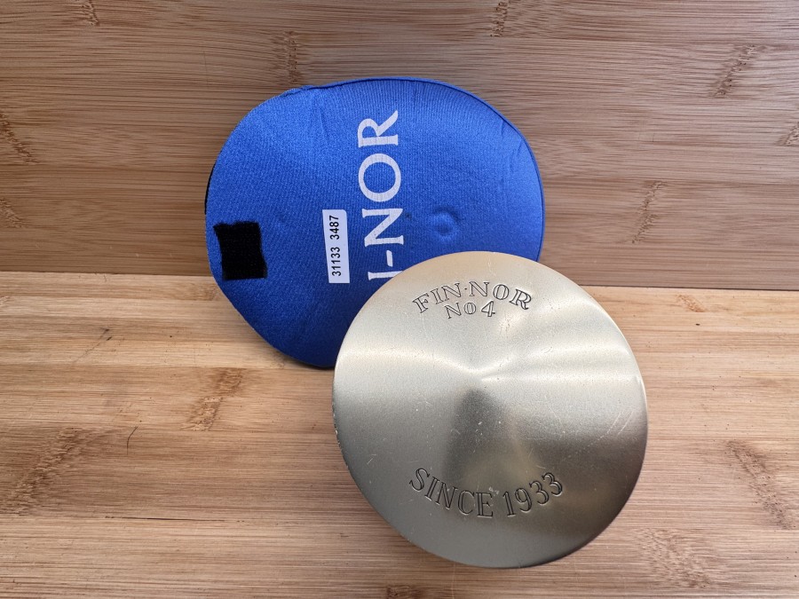 Salzwasser Fliegenrolle, Fin-Nor No 4, Since 1933, Antireverse, Linkshand, Rollendurchmesser 95mm, Rollenbreite 55mm, Gewicht und Fliegenschnur WF 12 S, 420g, Neoprene Rollentasche, Gebrauchsspuren