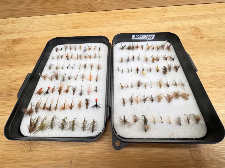 Kunststoff Fliegenbox, Flyfishing Brinkhoff, Grösse 145x90x30mm, mit 125 Trockenfliegen, Grösse 12 bis 20, für Äsche und Forelle, Box hat Gebrauchsspuren