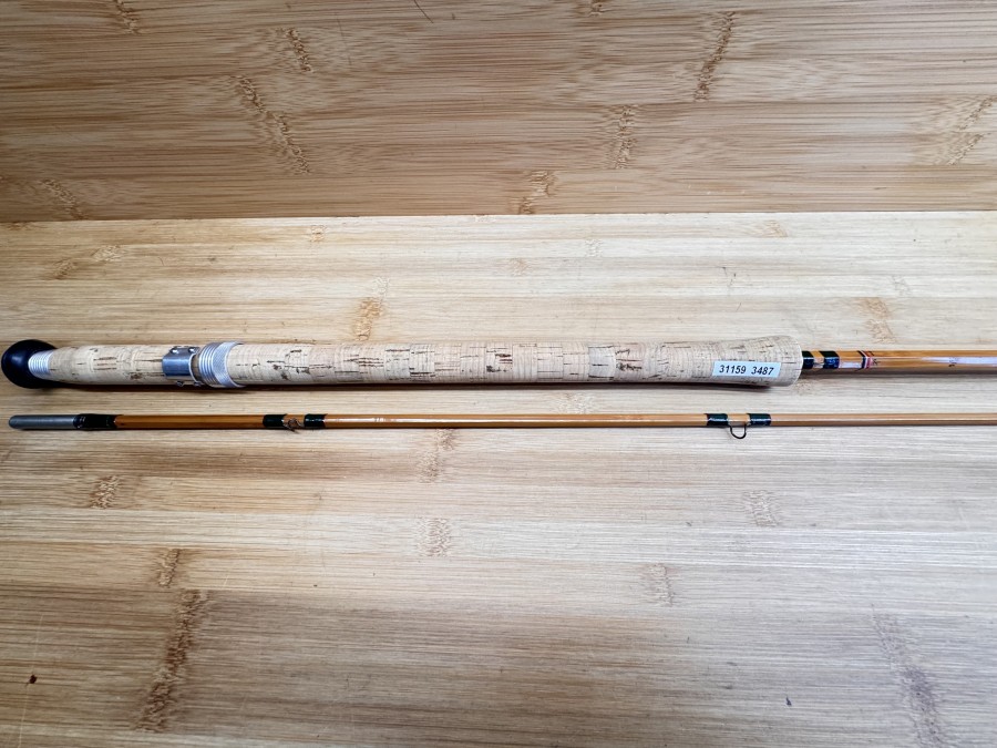 Gespliesste Lachsfliegenrute, Pezon et Michel, Parabolic Grils, Made in France, 731010651, 2tlg., 3,20m, #8, Gewicht 295g, Futteral, 4 Schlangenringe verdrückt, sonst sehr guter Zustand, Transportlänge 1650mm