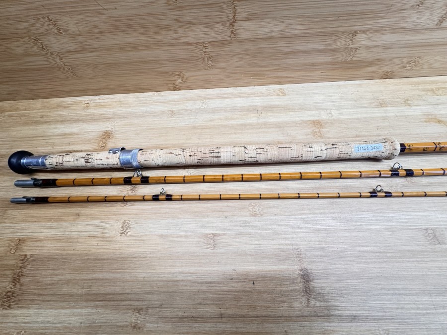 Gespliesste Lachsfliegenrute, Made by Hardys England, The No 3. A.H.E. Wood, Palakona Regd Trade Mark, 3tlg., 3,65m, #8, Gewicht 410g, Look Fast Hülsen, Futteral, Spitze gerade, Gebrauchsspuren, Transportlänge