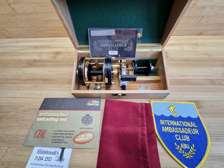 Multirolle, Abu Garcia, Ambassadeur 5000 CDL, 960 002, Holzbox, Reservespule, Aufnäher International Ambassadeur Club Abu, Pin, International Ambassadeur Club 1995, Garantiekarte, ungefischt, Neu