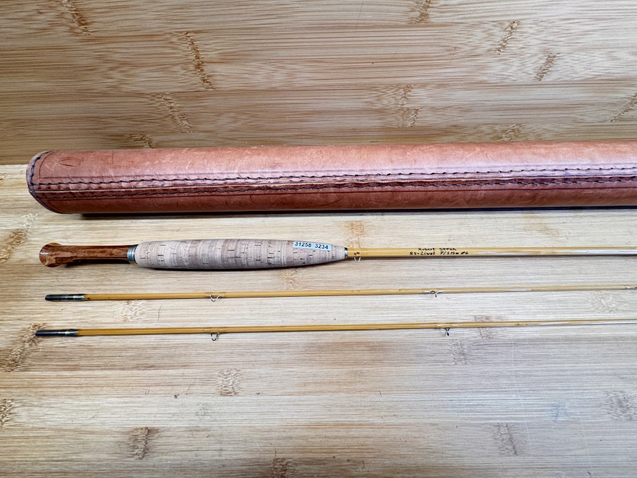 Gespliesste Fliegenrute, Robert Stroh, RS Liwet, 8 21, 2tlg., 7" / 2,13m, #4, Gewicht 105g, Reservespitze, Futteral, Leder Transportrohr, sehr guter Zustand, Gravur an der Endkappe (2 Buchstaben), eine Rute mit "schneller" Aktion und feiner Spitze - ideal für das Fischen mit der Trockenfliege. Sie ist eine wunderbare Rute für kleine bis mittlere Gewässer, Transportlänge 1170mm