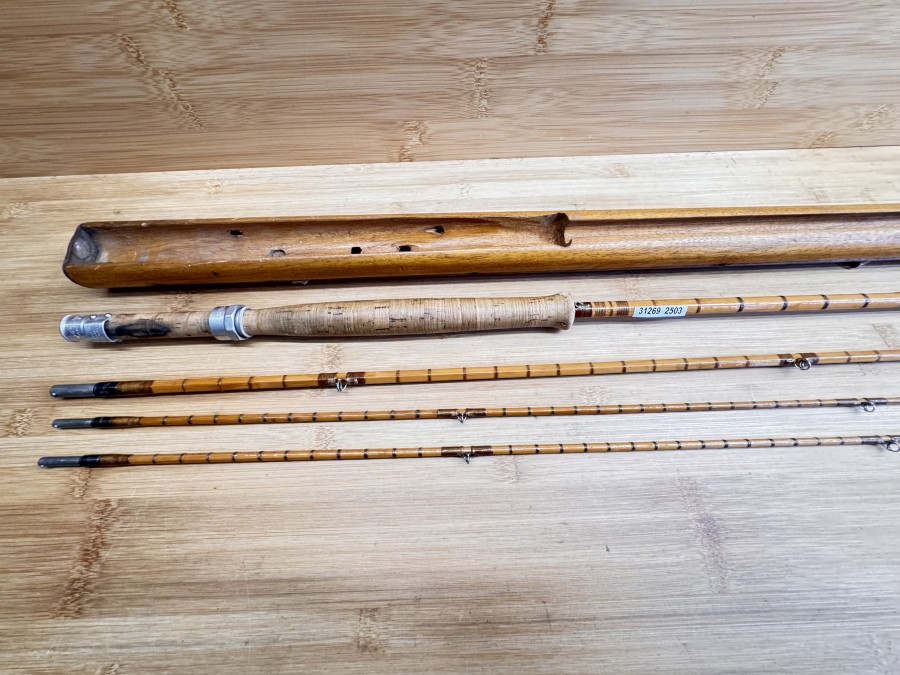 Gespliesste Fliegenrute, Made by Hardy's England, A21515, By Appointment, Reservespitze repariert, 3tlg., 3,30m, #7, Gewicht 237g, Neusilber Hülsen, Hülsenstopfen, Holzstock mit Ausfräsungen für Schlangenringe und Leitring, sehr schöne Arbeit, Transportlänge 1150mm