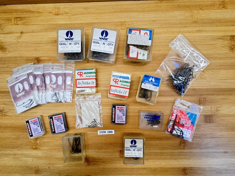 Fliegenhaken, Konvolut von ca. 600 Stück, Kamasan, M-Art, Mustad, Rössler, VMC, angebrochene Packungen
