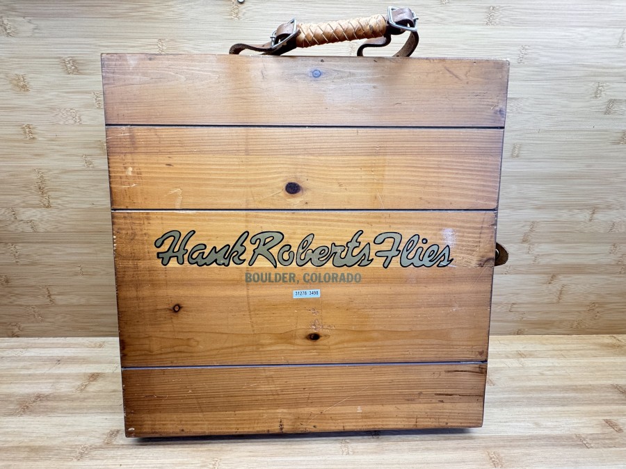 Komplette Kollektion Fliegen, Hank Roberts, Boulder Colorado, im Holzkoffer, 490x490x60mm, 42 Dry Flies, 10 Wet Flies, 10 Steelhead Flies, 10 Specials, 30 Nymphs, 6 Bass Bugs, 20 Streamer, 12 Specials, ungefischt, Hank Roberts war ein Pionier im Fliegenfischen, der für seine hochwertigen, handgebundenen Fliegen bekannt ist, die er außerhalb der USA anfertigen ließ. Er eröffnete sein erstes Geschäft in Boulder, Colorado, und wurde dort schnell für seine hochwertigen Produkte bekannt. Sensationelle Kollektion, nie gesehen