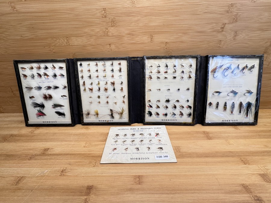 Komplette Kollektion Kunstfliegen, Morrison, in aufklappbarer Mappe, 1 Musterkarte, 12 Nassfliegen Arak, 12 Sea Trout Flies, 30 Hackled Dry Flies, 10 Spent Spinners, 4 Mayflies, 17 Wet Trout Flies, 18 Wet Trout Flies, 5 Nymphs, 5 Beetles, 12 Wet Flies, 5 Salmon Flies, 3 Low Water Summer Flies, 6 Tubeflies, sehr selten