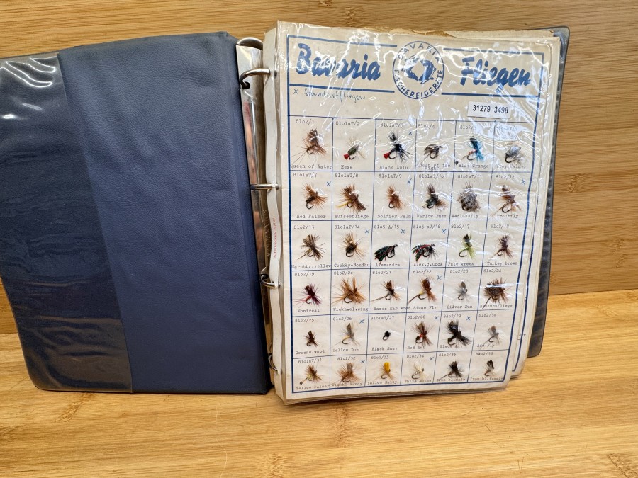 Komplette Kollektion Kunstfliegen, Bavaria Fischereigeräte, im Ringbuch mit 18 Musterkarten Trockenfliegen, Maifliegen, Naßfliegen, Nymphen, Streamer, insgesamt 561 Stück,
sehr selten