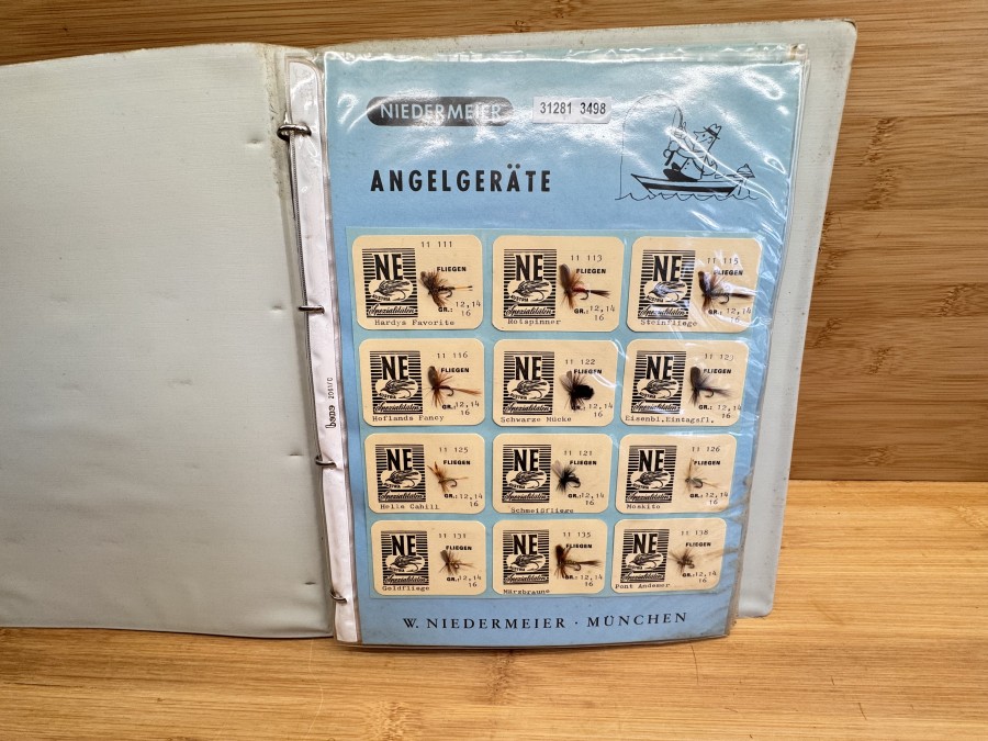 Komplette Kollektion Kunstfliegen, Norbert Eipeltauer, 7 Musterfliegen mit 48 Trockenfliegen, 17 Nassfliegen, 2 Lachsfliegen, 11 Streamer, sehr selten