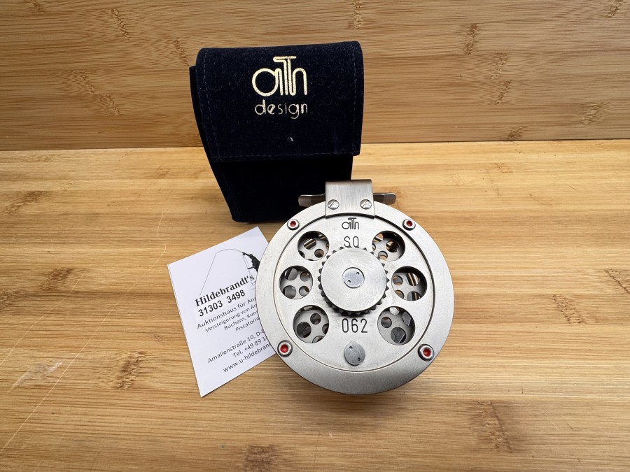 Fliegenrolle, Ari t Hart, SO, 062, titanfarben, Rechtshand, Rollendurchmesser 80mm, Rollenbreite 32mm, Gewicht 190g, Rollentasche, neu im Karton