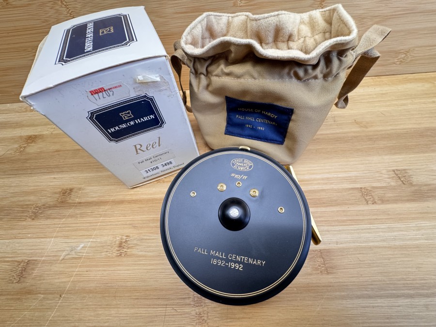 Lachsfliegenrolle, Hardy Bros Makers Alnwick, Pall Mall Centenary 1892 - 1992, #10/11, Links- oder Rechtshand, Rollenduurchmesser 100mm, Rollenbreite 42mm, Gewicht 257g, Hardy Rollenbeutel, neu im Karton