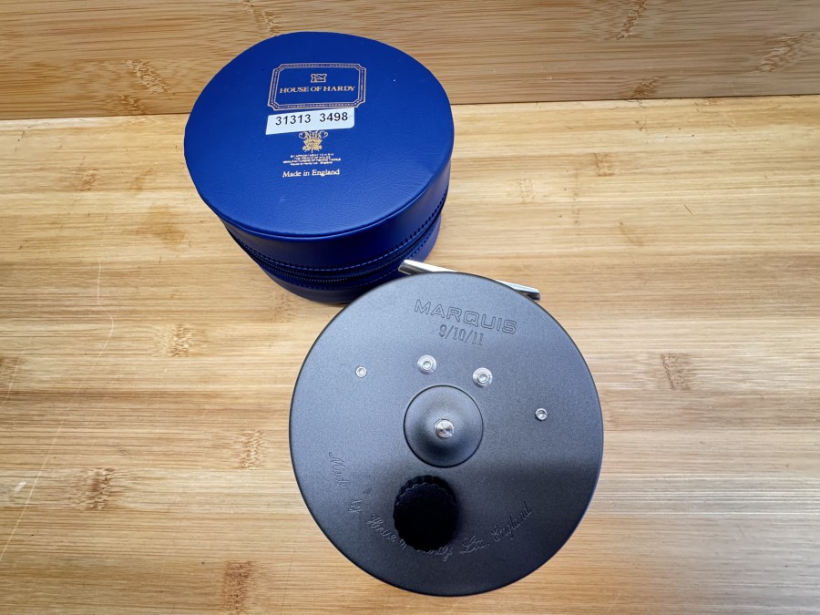 Lachsfliegenrolle, Made by House of Hardy Ltd. England, Marquis 9/10/11, Links- oder Rechtshand, Rollendurchmesser 102mm, Rollenbreite 48mm, Gewicht 332g mit Fliegenschnur, Rollentasche, neu