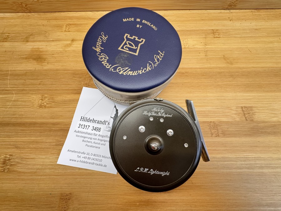 Fliegenrolle, Made by Hardy Bros Ltd England, L.R.H. Lightweight, #5, Links- oder Rechtshand, Rollendurchmesser 78mm, Rollenbreite 25mm, Gewicht mit Fliegenschnur 135g, Rollentasche, leichte Gebrauchsspuren
