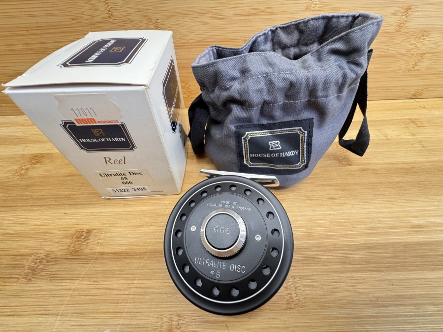 Fliegenrolle, Made by House of Hardy England, Ultralite Disc #5, 666, Links- oder Rechtshand, Rollendurchmesser 75mm, Rollenbreite 25mm, Gewicht 101g, Rollenbeutel, neu im Karton