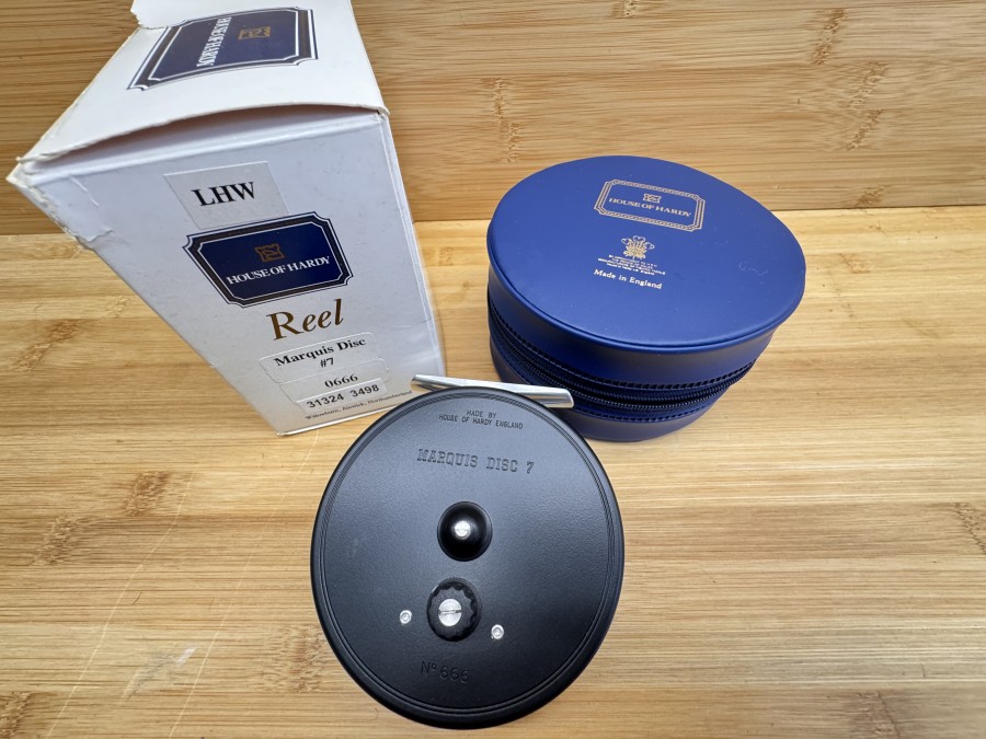 Fliegenrolle, Made by House of Hardy England, Marquis Disc 7, No 0666, Linkshand, Rollendurchmesser 90mm, Rollenbreite 28mm, Gewicht 153g, Rollenbeutel, neu im Karton