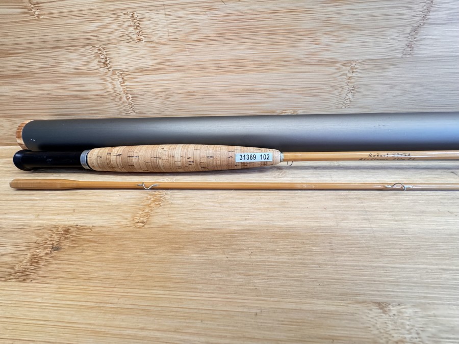 Gespliesste Fliegenrute, Robert Stroh, RS - Classic, 22, mit Namenszug, 2tlg., 2,20m, #4, Gewicht 98 Gramm, Bambushülse, Neusilber Schubrollenhalter, Mahagoniholz, Florkork, transparente Wicklungen, Futteral, Alu Transportrohr mit Holzboden und Holzkappe, eine ganz tolle Rute, Transportlänge 1180mm